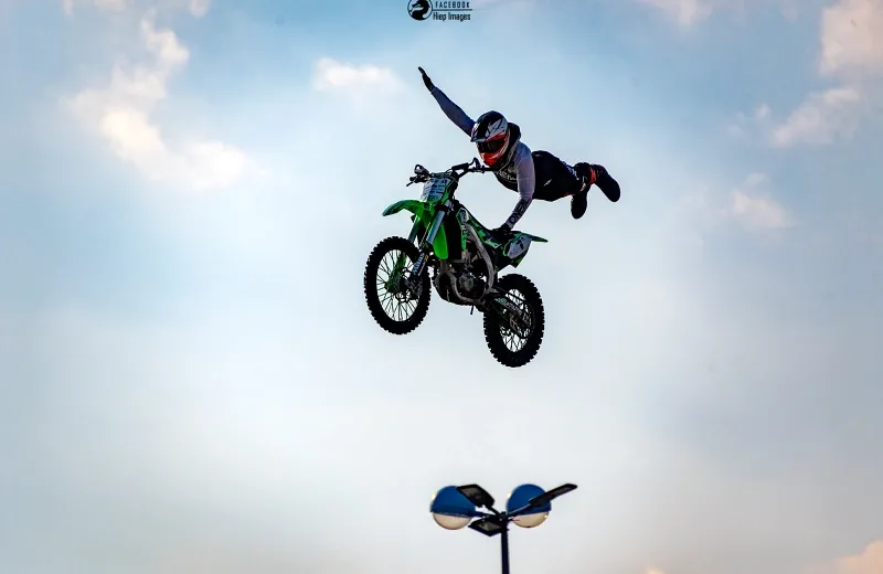 spectacle de cascade moto, moto freestyle, cascade moto, acrobaties moto, Hells Drivers moto freestyle