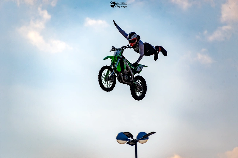 spectacle de cascade moto, moto freestyle, cascade moto, acrobaties moto, Hells Drivers moto freestyle