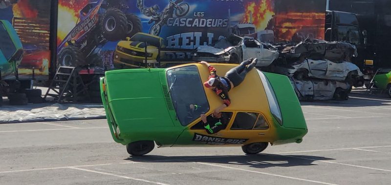 cascades automobiles, cascadeur voiture, dérapage contrôlé spectacle, conduite sur deux roues, show mécanique Hells Drivers