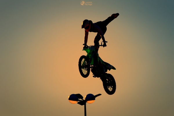 moto freestyle spectacle, acrobaties moto France, moto freestyle 23 mètres, Hells Drivers moto, spectacle moto acrobatique